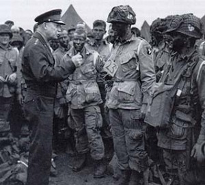 General Eisenhower taler med folk fra E-kompagniet, 502. Faldskærmsregiment ved 101. Luftbårne Divisions base nær Greenham Common, England, 5 Juni 1944. (National Archives)