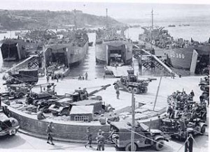 Artillerienheder køres ombord i en LST ved Brixham, England. (National Archives)