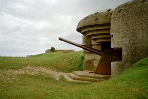 Velbevaret bunker med kanon ved Longues sur Mer
