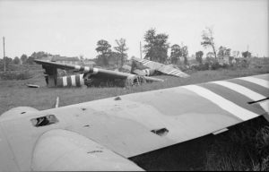 Horsa Gliders - Operation Deadstick - Pegasus Bridge - I baggrunden Cafe Gondree. Man kan ane broen mellem træerne © IWM (B 7033)