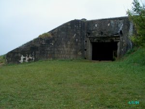 Rester af bunker fra WN62 - nedenfor den amerikanske kirkegård