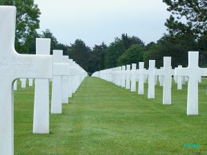 En nærmest uendelig række af kors - Den amerikanske kirkegår ved Colleville-sur-Mer