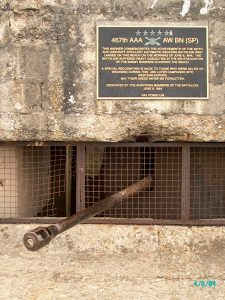 Bunker ved WN65 med mindeplade for 467th AAA AW Bn (SP). Enheder fra den enhed bidrog til nedkæmpelsen af bunkeren.