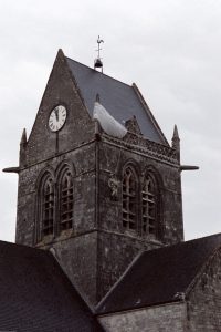 St. Mère-Église - Faldskærmssoldat (dukke) på Kirketårnet. Forestiller John Steel.
