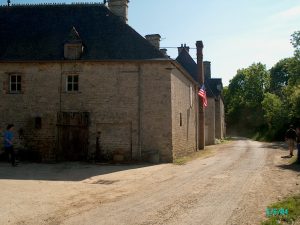 Brecourt Manor set fra vejen, når man ankommer fra vejen mellem St. Marie-Du-Mont og Utah Beach. Kanonstilling lå på marken til højre for gården (06.2004)