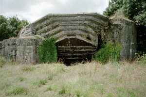 Bunker fra St. Marcouf. Efter erobringen blev de store betonbunkere forsøgt ødelagt af ingeniørsoldater. Billedet er fra 2000.
