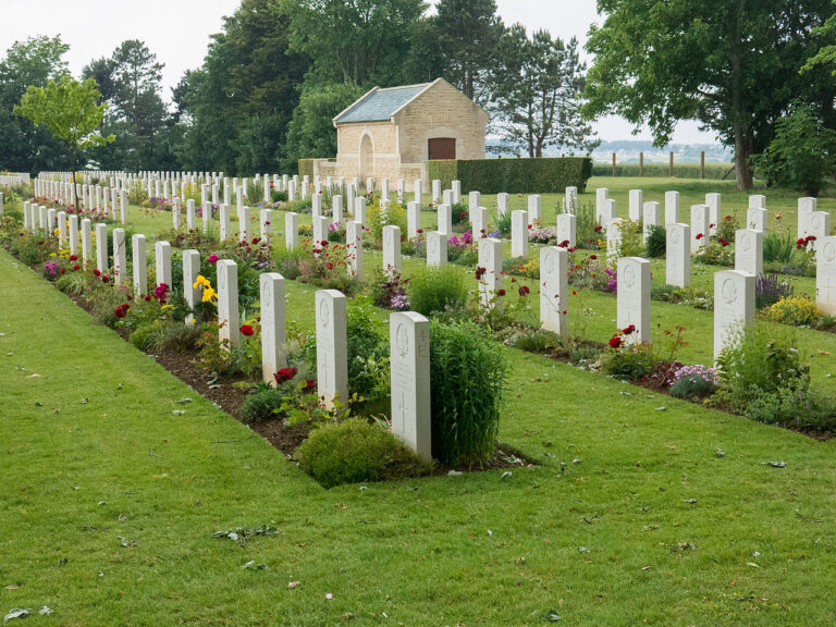 Beny-sur-Mer - Canadian War Cemetery - rækker af gravsten