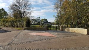 Hermanville War Cemetery - Entre
